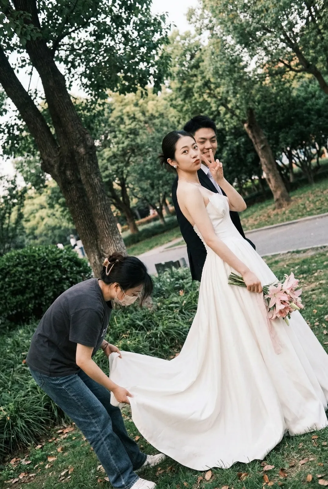 进部品牌拍摄现场，工作人员整理婚纱裙摆