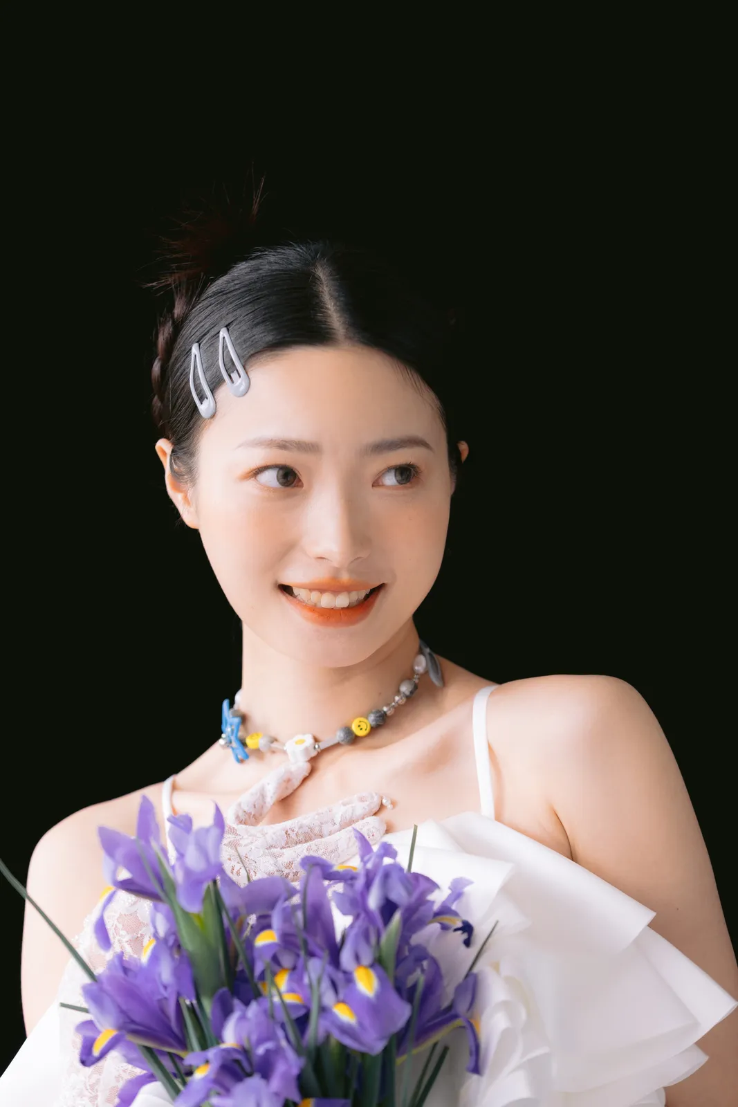 黑色背景与一束紫色鸢尾，黑色棚景、紫色鸢尾、白纱，竖幅后段收束第10幅，进部摄影创作作品