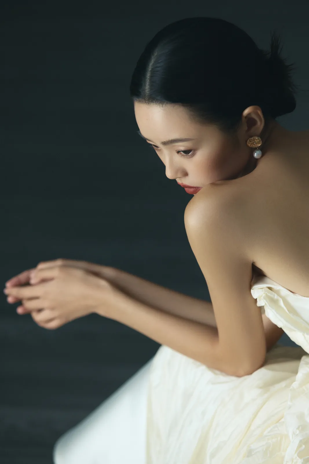 灰蓝到纯黑，光线逐渐压低，灰蓝背景、镜面与侧影、暗调布光，竖幅中段转折第7幅，进部摄影创作作品