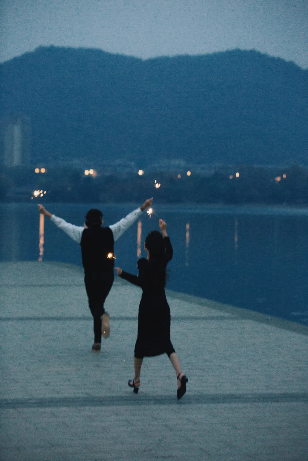 夜景、湖边、电影感｜2023年作品完整作品，夜景、湖边，转折第8幅，进部摄影创作作品