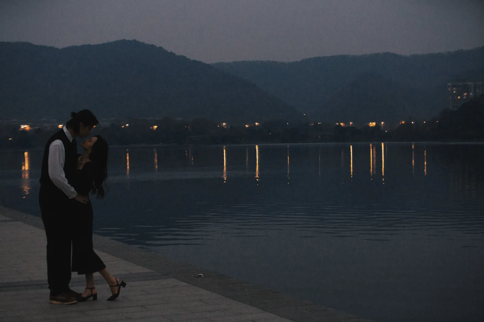 夜景、湖边、电影感｜2023年作品完整作品，夜景、湖边，组图结尾第12幅，进部摄影创作作品