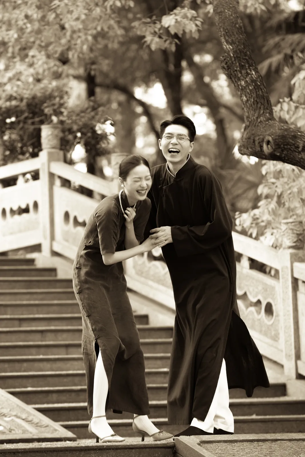 园林里的旗袍与低饱和绿，园林旗袍、花束、低饱和色，竖幅中段转折第7幅，进部摄影创作作品