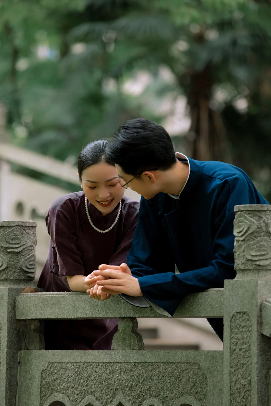 园林里的旗袍与低饱和绿，园林旗袍、花束、低饱和色，竖幅中段转折第8幅，进部摄影创作作品