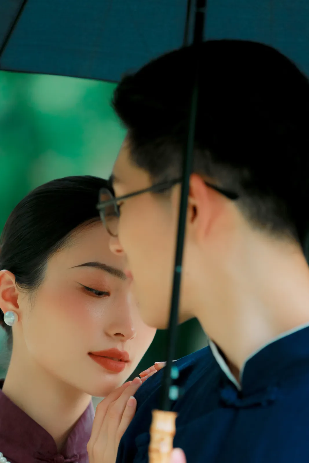 园林里的旗袍与低饱和绿，园林旗袍、花束、低饱和色，竖幅组图结尾第12幅，进部摄影创作作品
