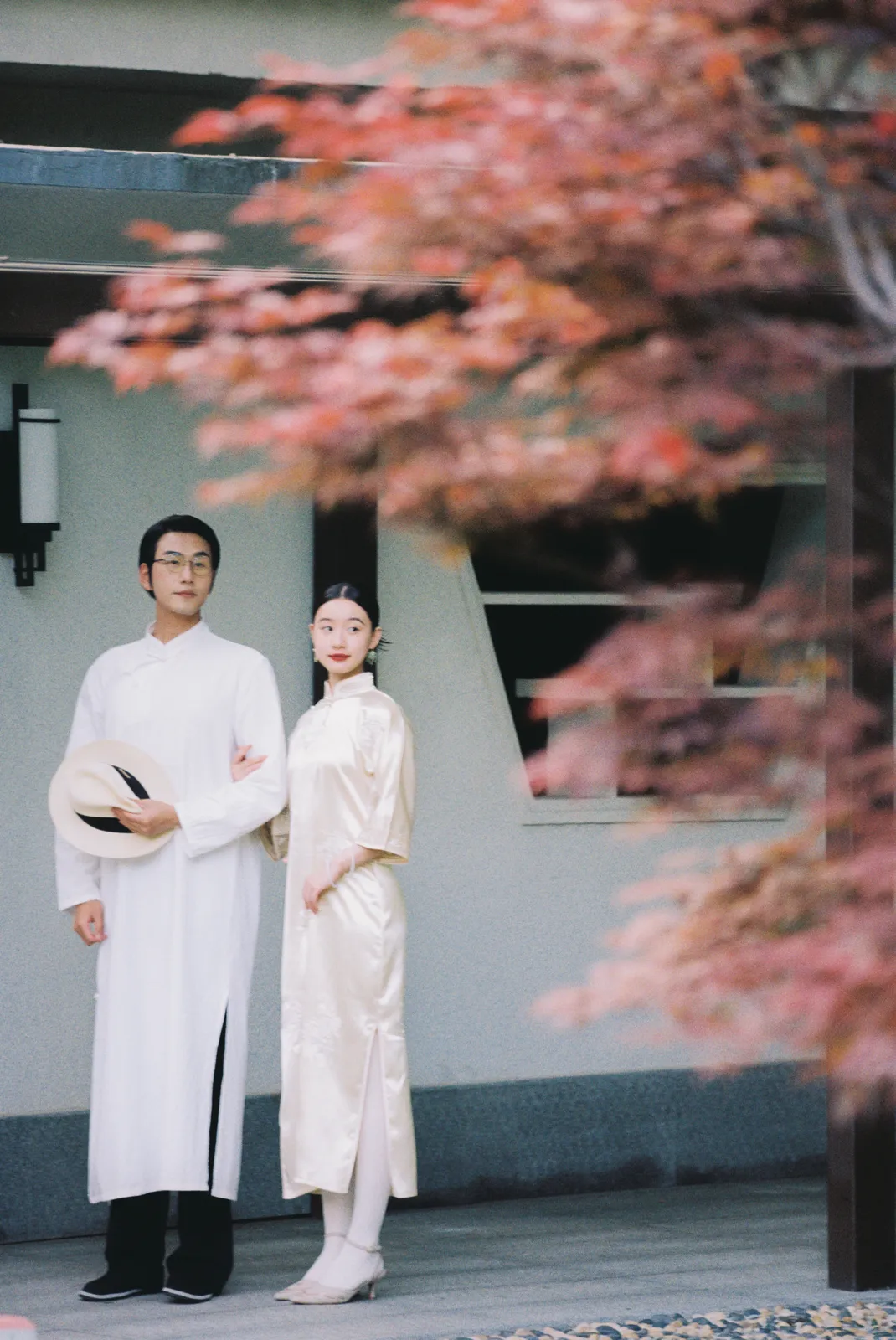 红枫与廊道里的新中式，园林廊道、红枫、旗袍长衫，竖幅组图开场第1幅，进部摄影创作作品