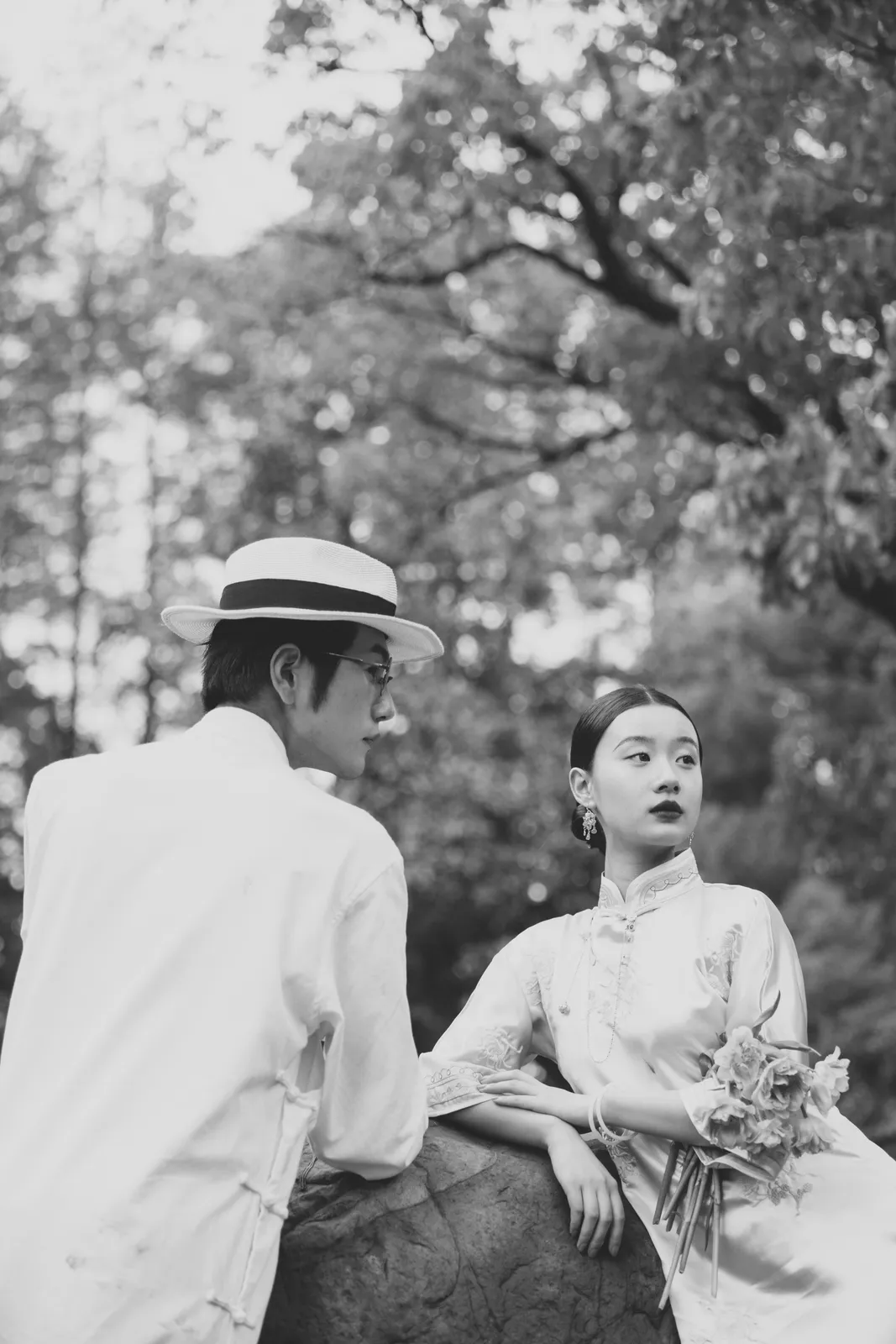 红枫与廊道里的新中式，园林廊道、红枫、旗袍长衫，竖幅后段延续第9幅，进部摄影创作作品