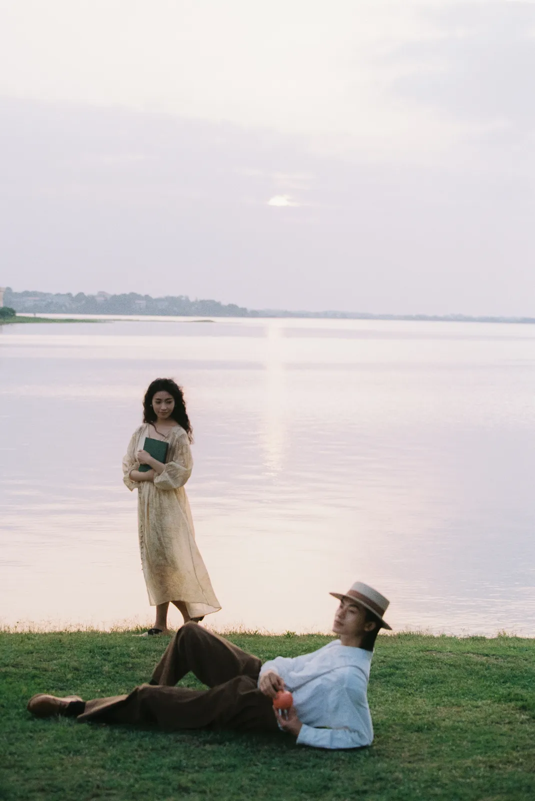 草地尽头，黄昏很轻，湖畔草地、黄昏柔光、自然互动，竖幅中段转折第7幅，进部摄影创作作品