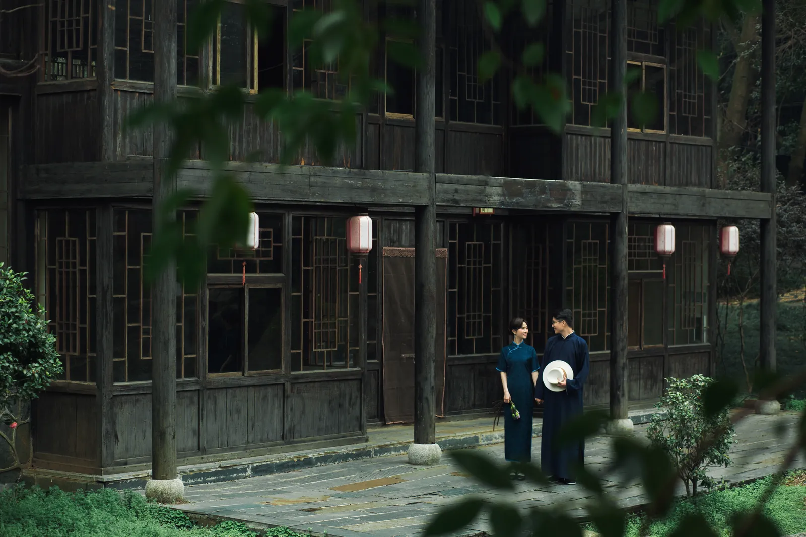 一天里四种完全不同的画面，多场景、中式喜嫁、草坪与夜景，竖幅后段收束第10幅，进部摄影创作作品
