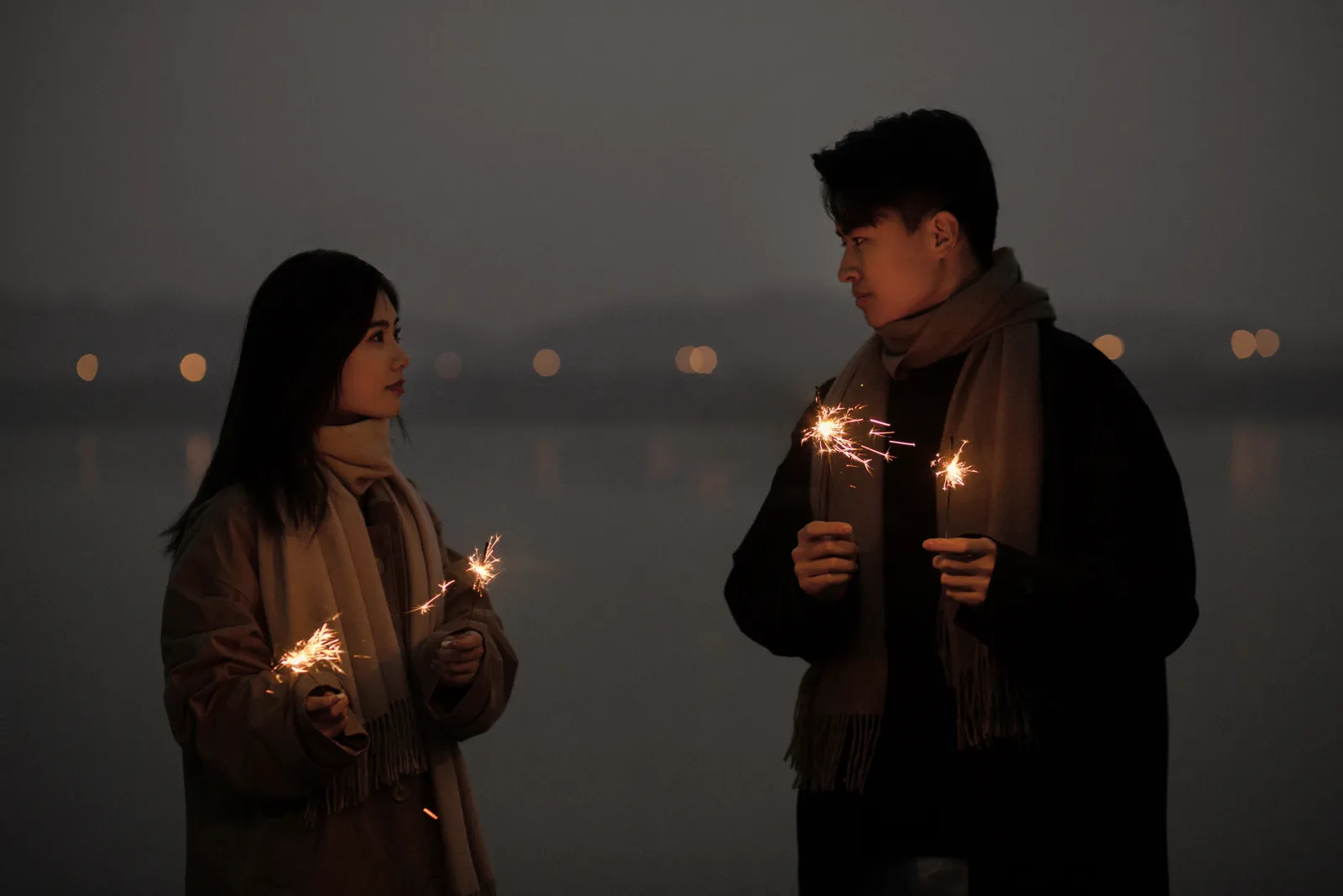 一天里四种完全不同的画面，多场景、中式喜嫁、草坪与夜景，竖幅组图结尾第12幅，进部摄影创作作品