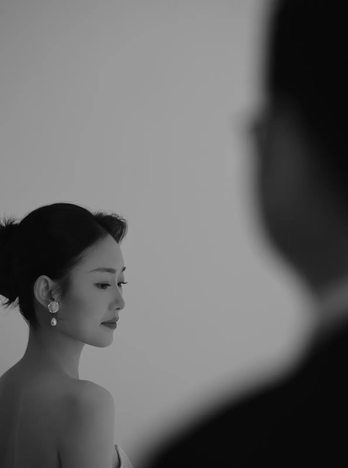 灰白留白里，两个人刚刚好，极简棚景、灰白背景、自然表情，竖幅中段转折第8幅，进部摄影创作作品