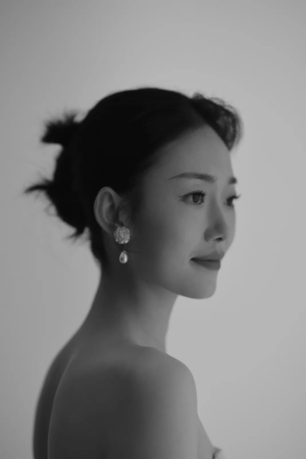 灰白留白里，两个人刚刚好，极简棚景、灰白背景、自然表情，竖幅后段收束第10幅，进部摄影创作作品