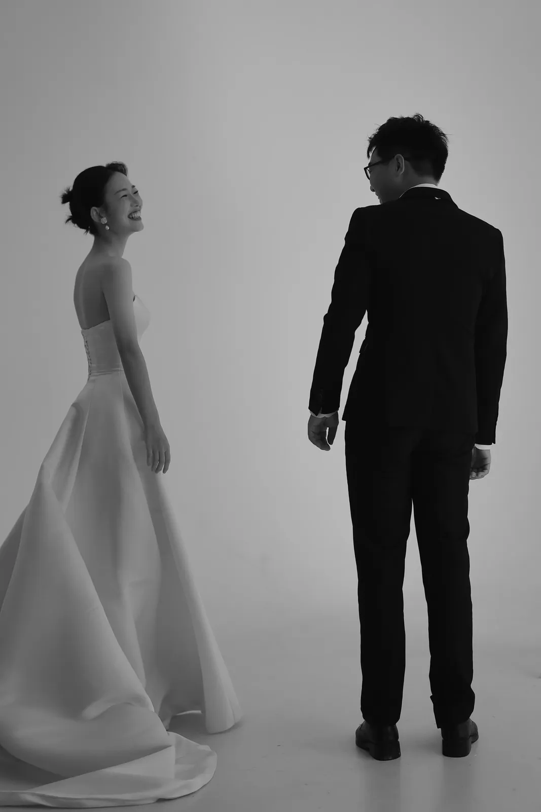 灰白留白里，两个人刚刚好，极简棚景、灰白背景、自然表情，竖幅组图结尾第12幅，进部摄影创作作品