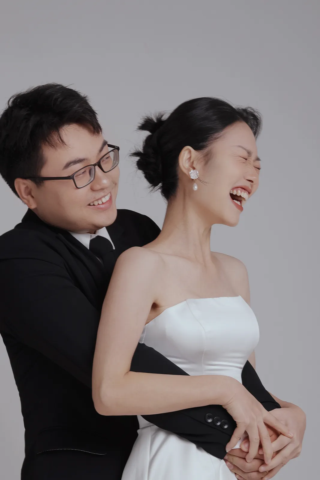 灰白留白里，两个人刚刚好封面