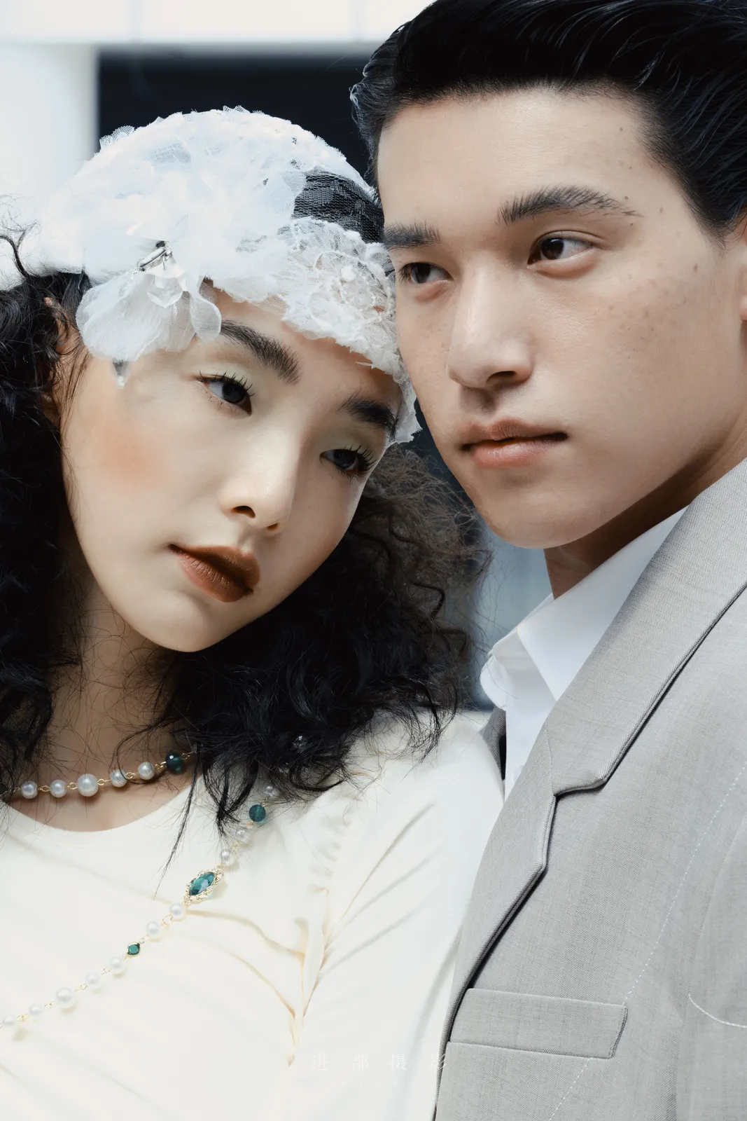 奶油白与一段很轻的柔光，奶油白礼服、复古头饰、柔光，竖幅前段延续第4幅，进部摄影创作作品