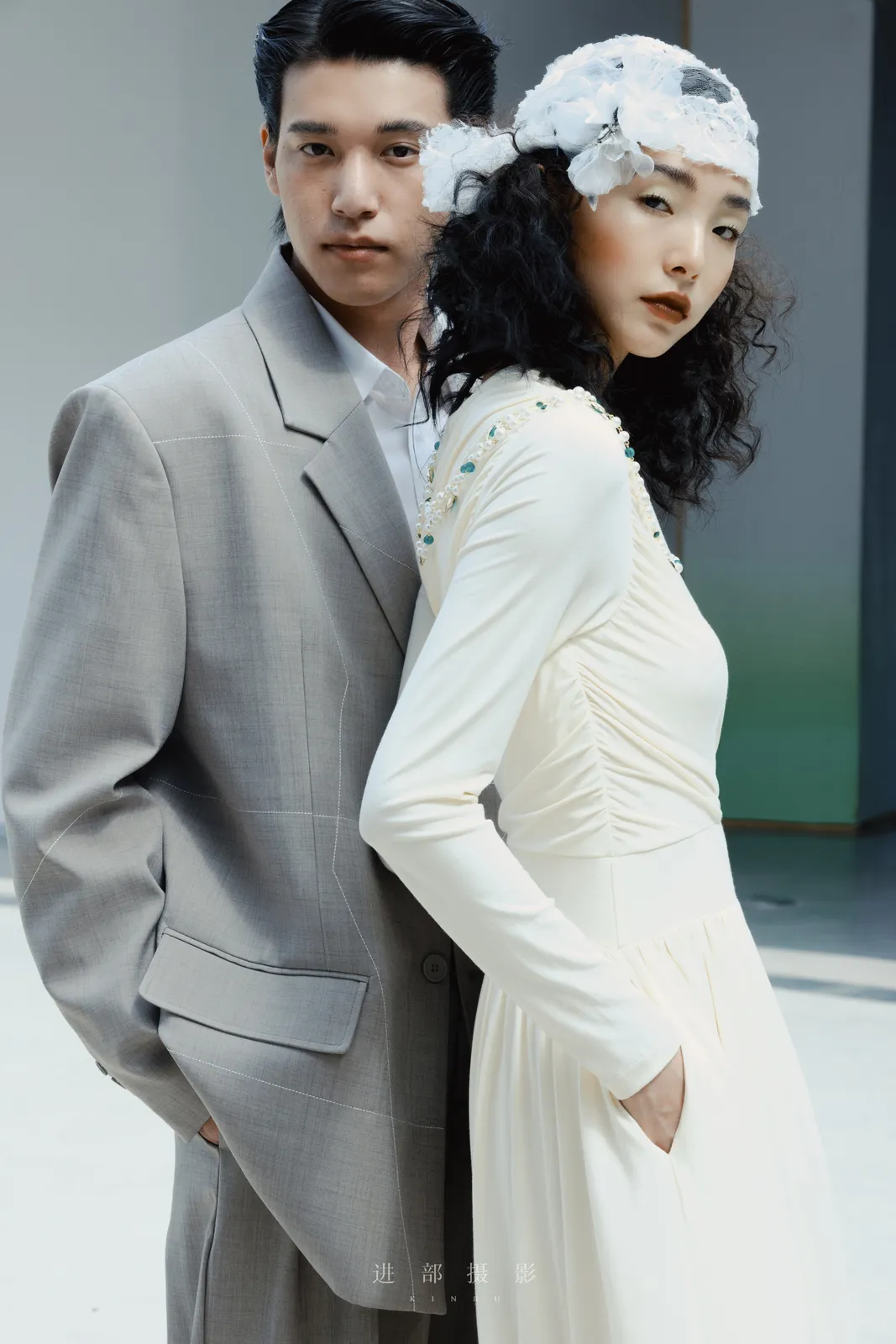 奶油白与一段很轻的柔光，奶油白礼服、复古头饰、柔光，竖幅前段延续第5幅，进部摄影创作作品