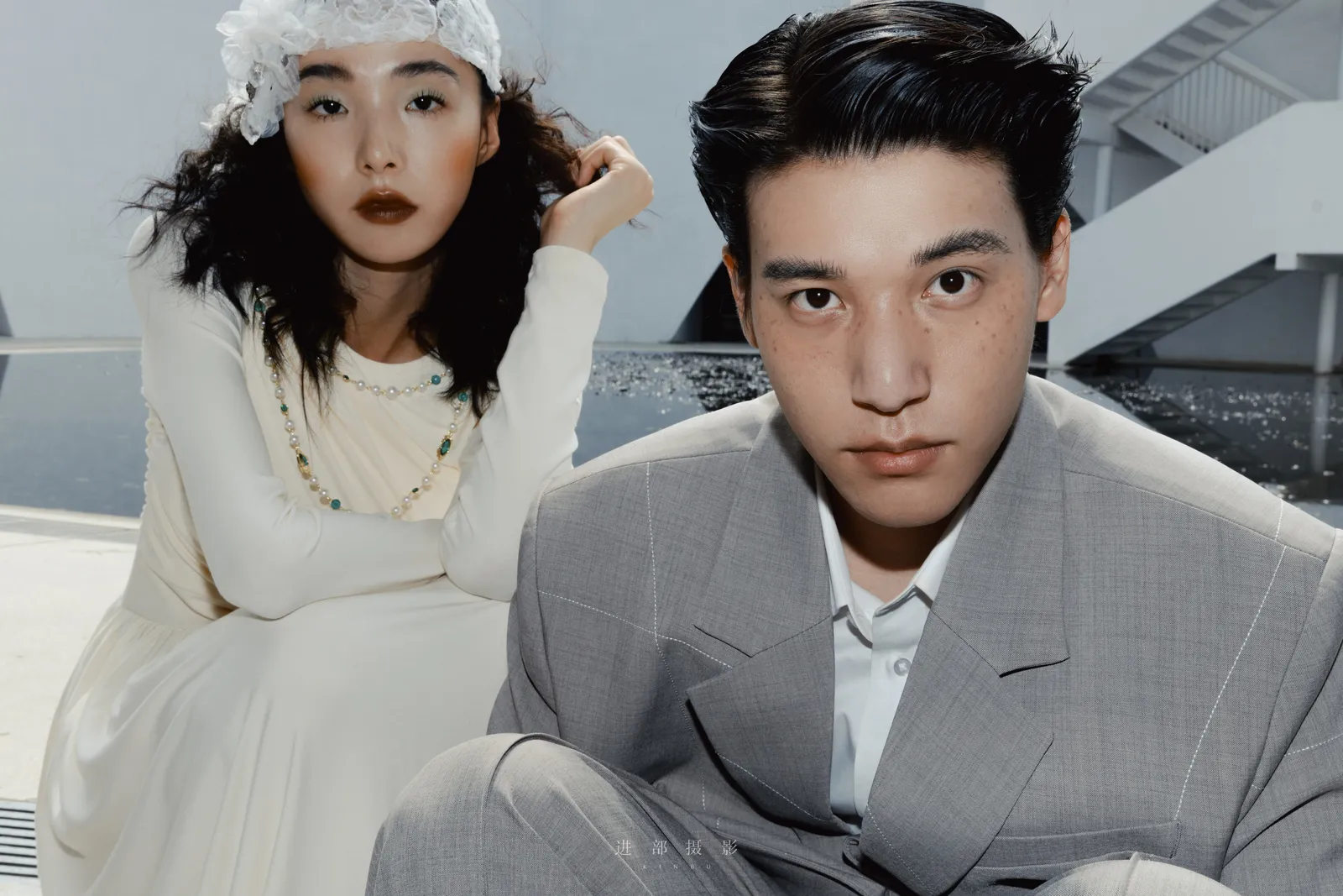 奶油白与一段很轻的柔光，奶油白礼服、复古头饰、柔光，竖幅中段转折第7幅，进部摄影创作作品