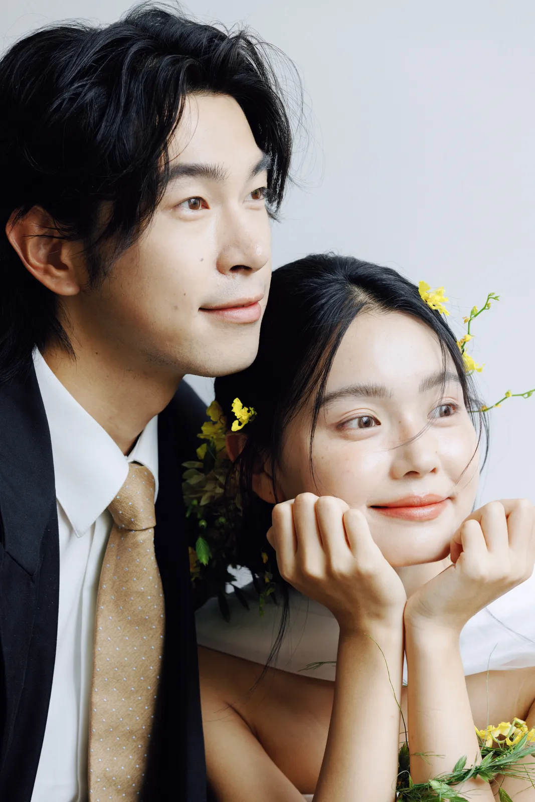 黄花、黑礼服与白纱封面