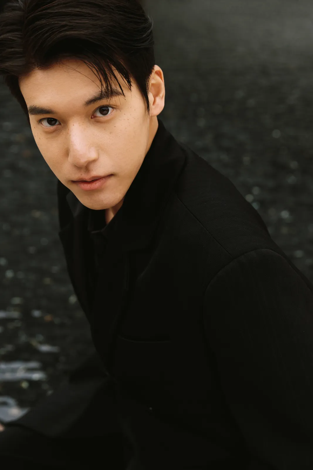 进部摄影创作样片，城市建筑前的黑色礼服，第1张