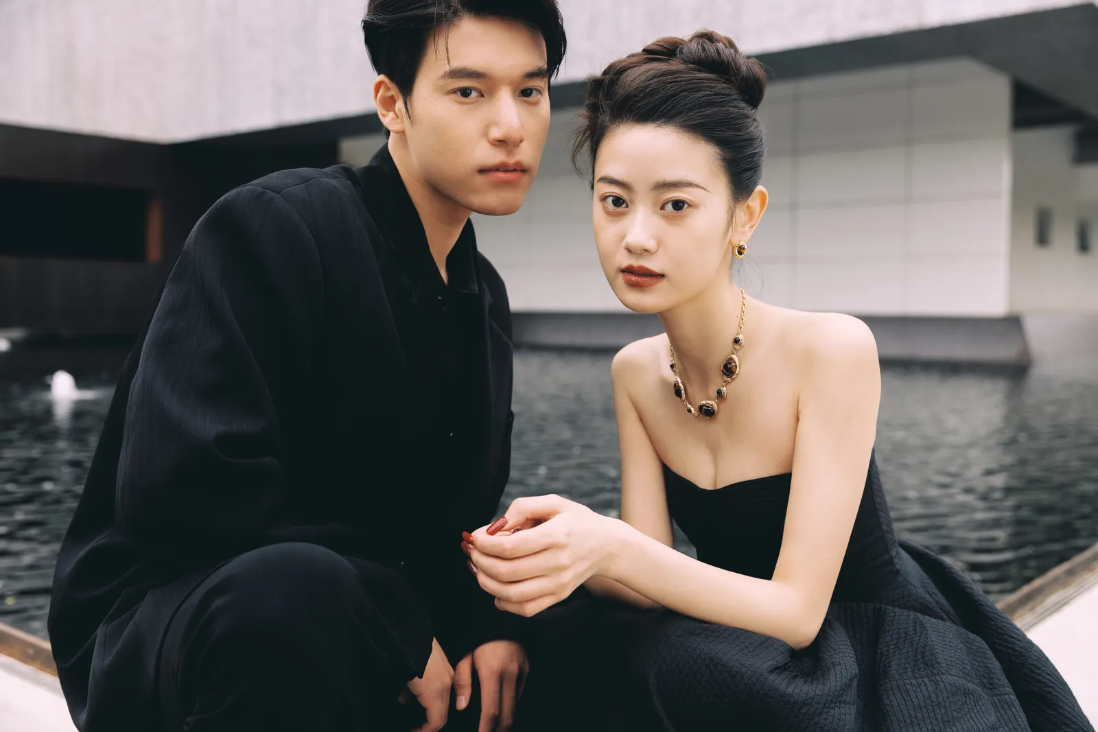进部摄影创作样片，城市建筑前的黑色礼服，第5张