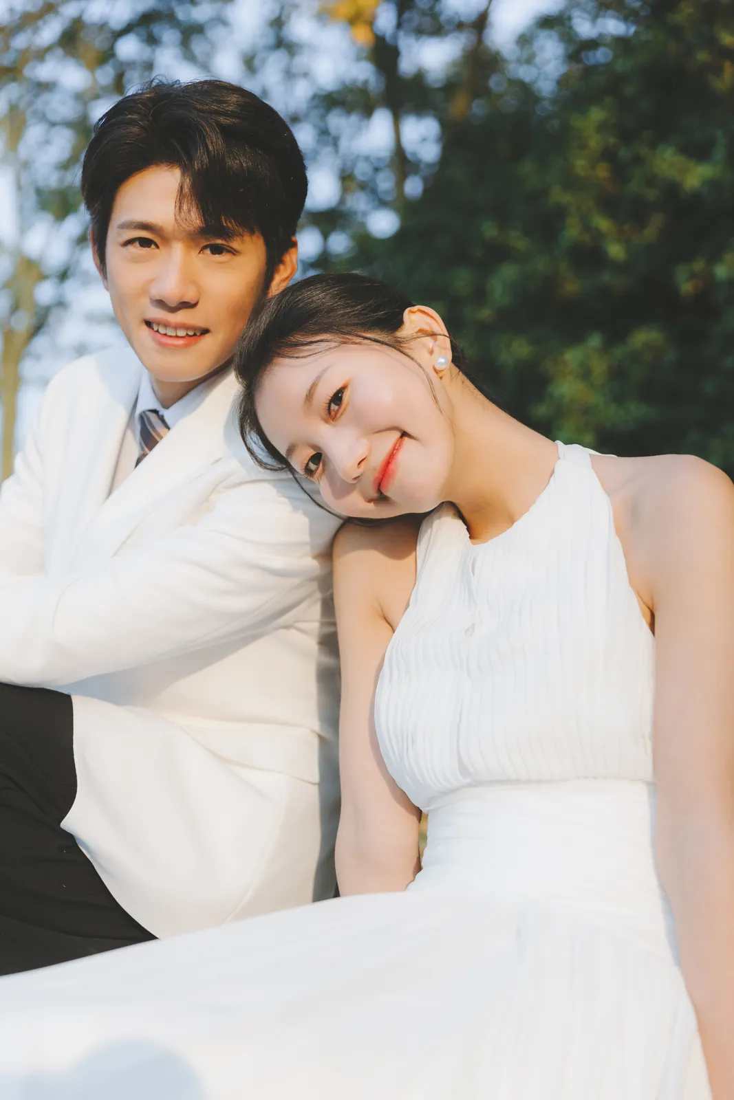 湖边;草坪;情绪氛围、婚纱摄影、森系草坪选什么婚纱|2024年1月完整作品,湖边;草坪;情绪氛围、婚纱摄影,展开第5幅,进部摄影创作作品