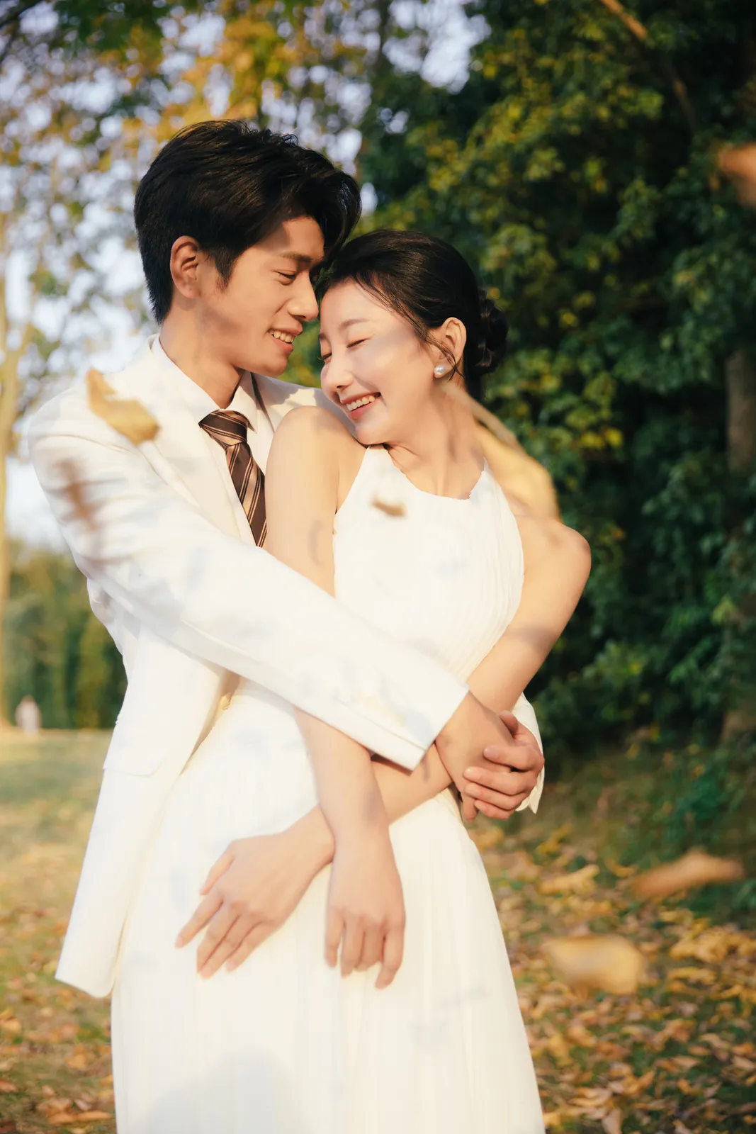 湖边;草坪;情绪氛围、婚纱摄影、森系草坪选什么婚纱|2024年1月完整作品,湖边;草坪;情绪氛围、婚纱摄影,中段第6幅,进部摄影创作作品