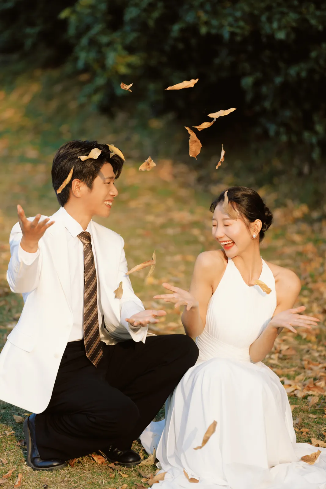湖边;草坪;情绪氛围、婚纱摄影、森系草坪选什么婚纱|2024年1月完整作品,湖边;草坪;情绪氛围、婚纱摄影,转折第8幅,进部摄影创作作品