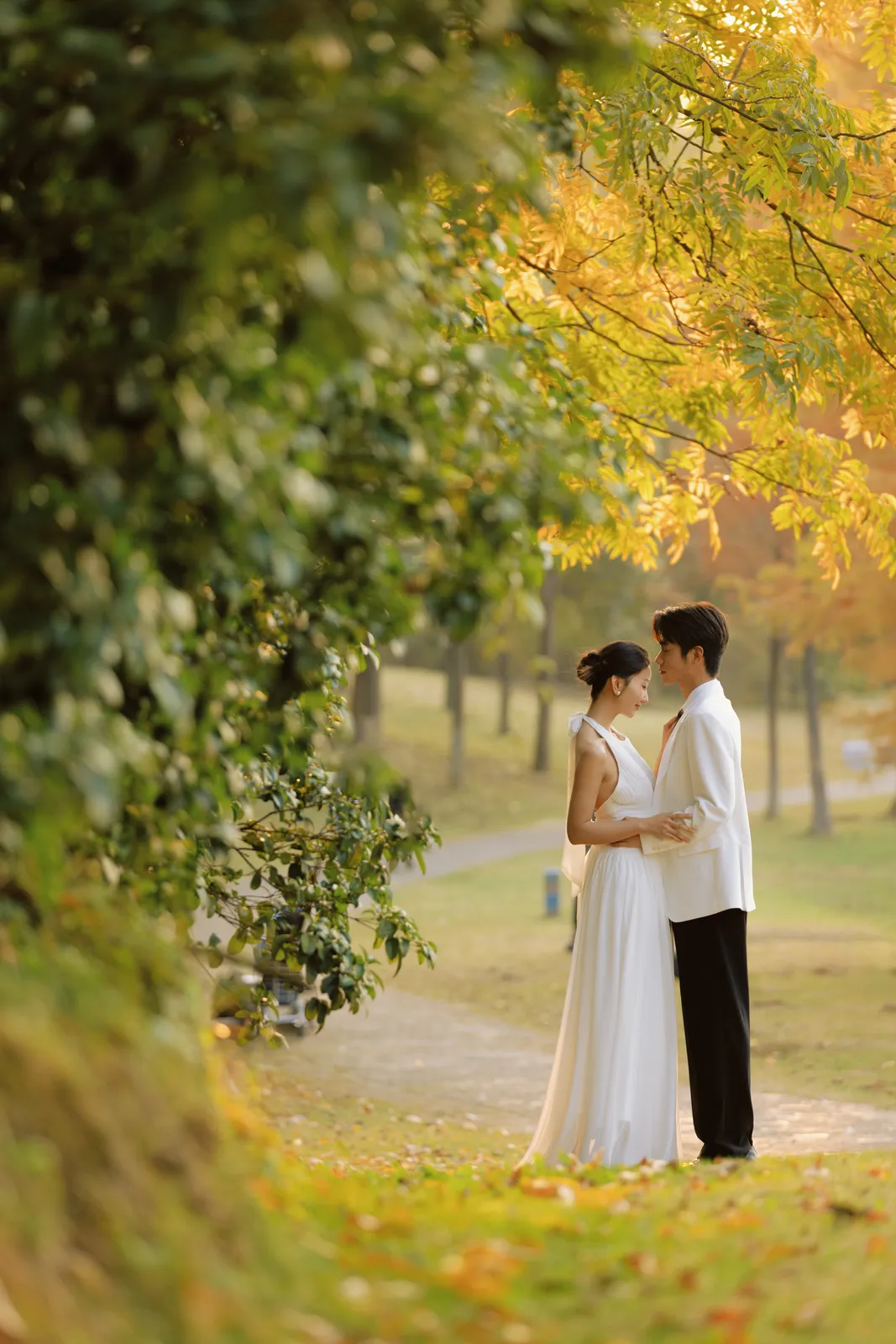 湖边;草坪;情绪氛围、婚纱摄影、森系草坪选什么婚纱|2024年1月完整作品,湖边;草坪;情绪氛围、婚纱摄影,后段第9幅,进部摄影创作作品