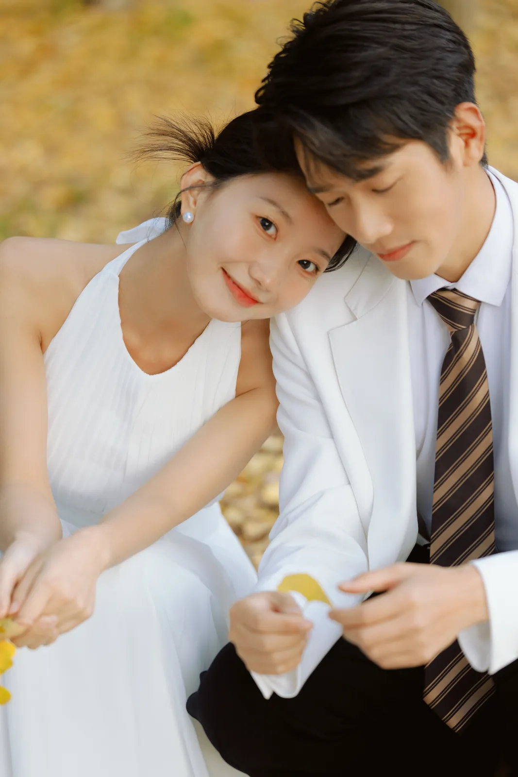 湖边;草坪;情绪氛围、婚纱摄影、森系草坪选什么婚纱|2024年1月完整作品,湖边;草坪;情绪氛围、婚纱摄影,组图结尾第12幅,进部摄影创作作品