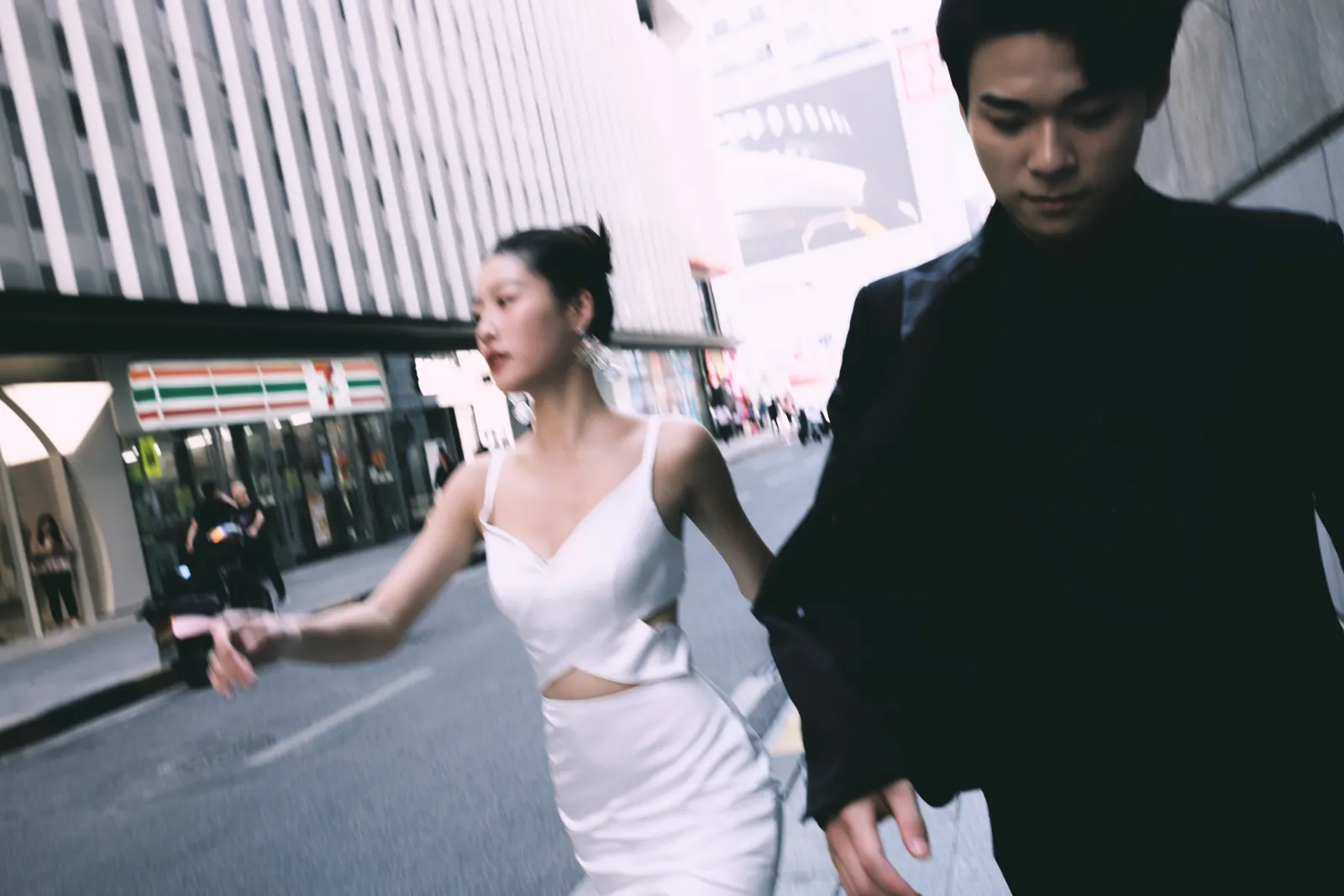 街拍、城市、电影感｜2024年作品完整作品，街拍、城市，展开第5幅，进部摄影创作作品