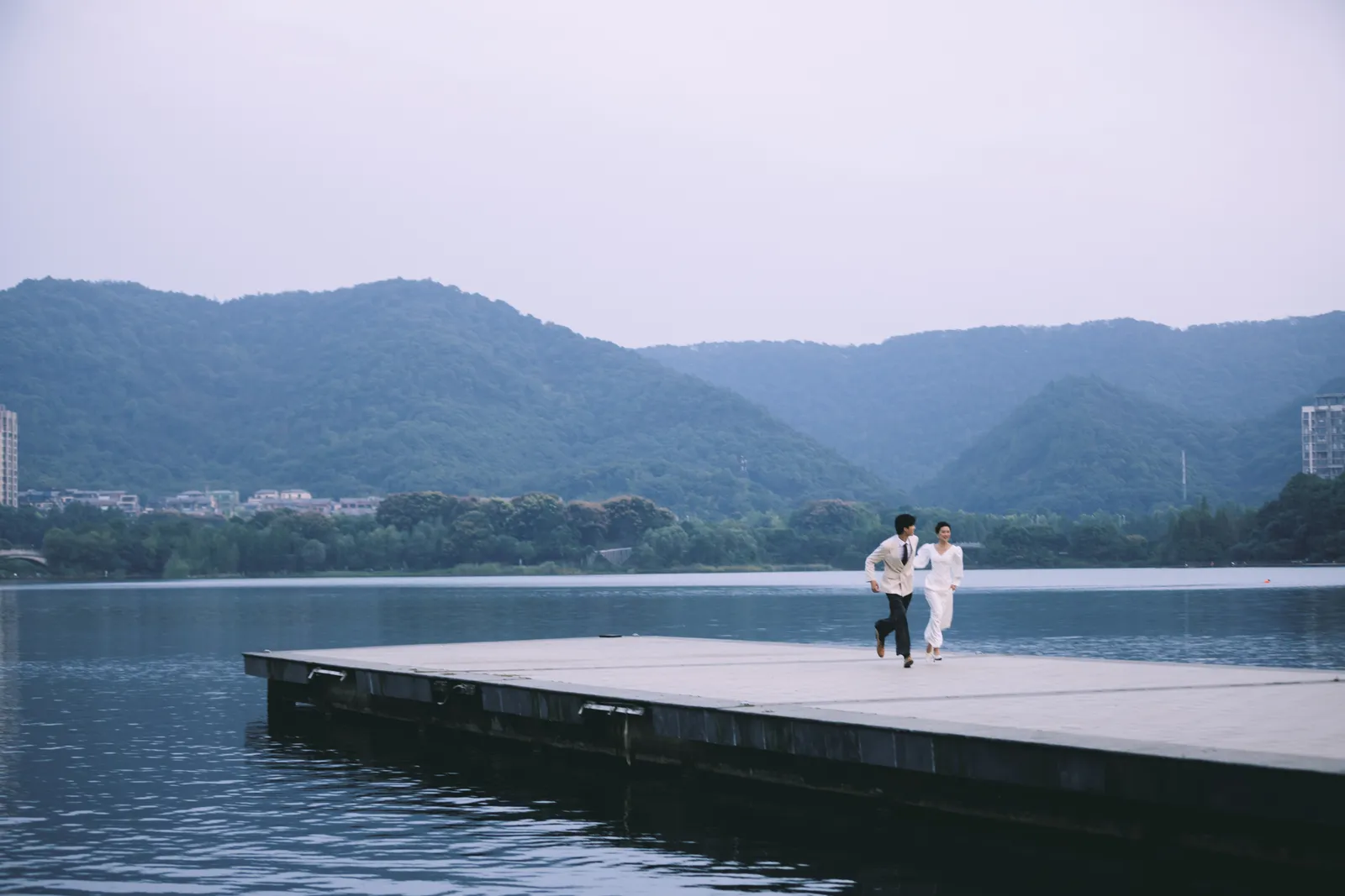 湖边、夜景、电影感｜2024年作品完整作品，湖边、夜景，前段第2幅，进部摄影创作作品