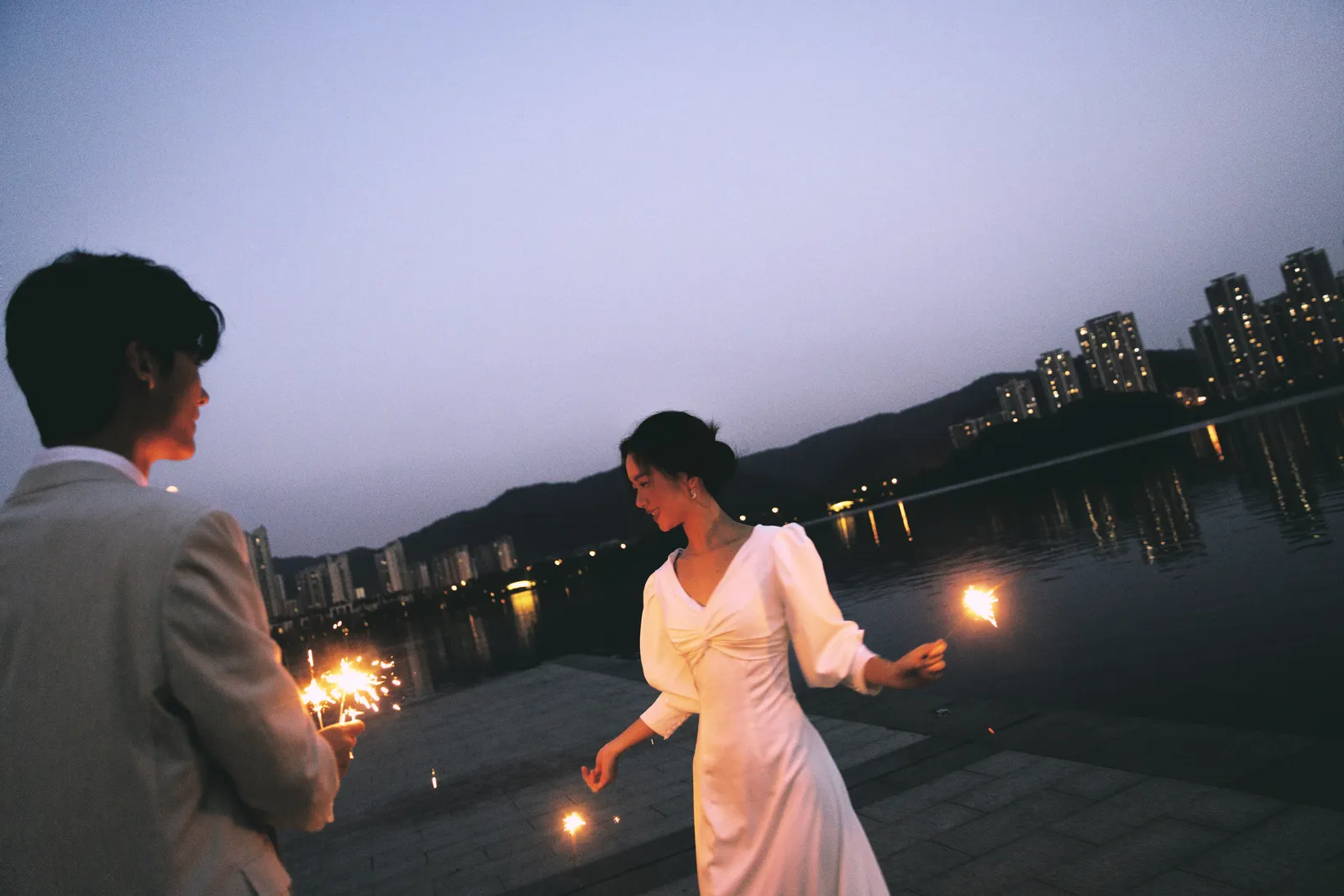 湖边、夜景、电影感｜2024年作品完整作品，湖边、夜景，收束第11幅，进部摄影创作作品