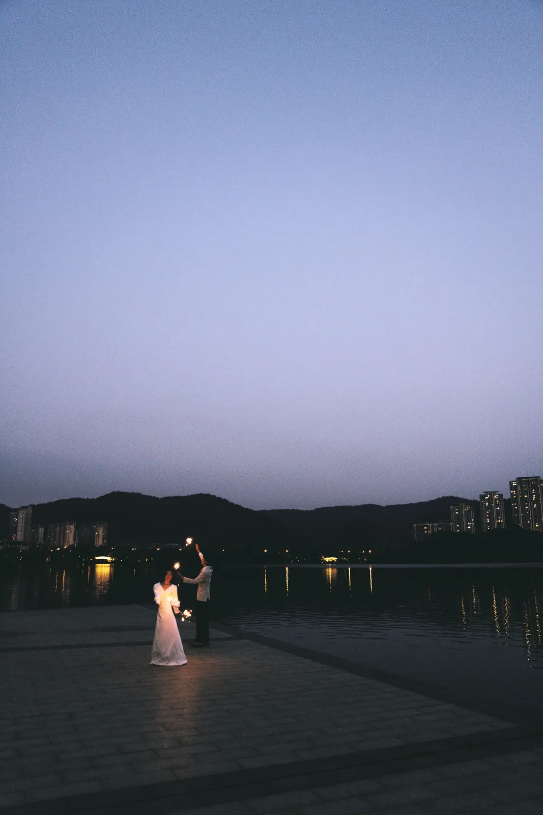 湖边、夜景、电影感｜2024年作品完整作品，湖边、夜景，组图结尾第12幅，进部摄影创作作品