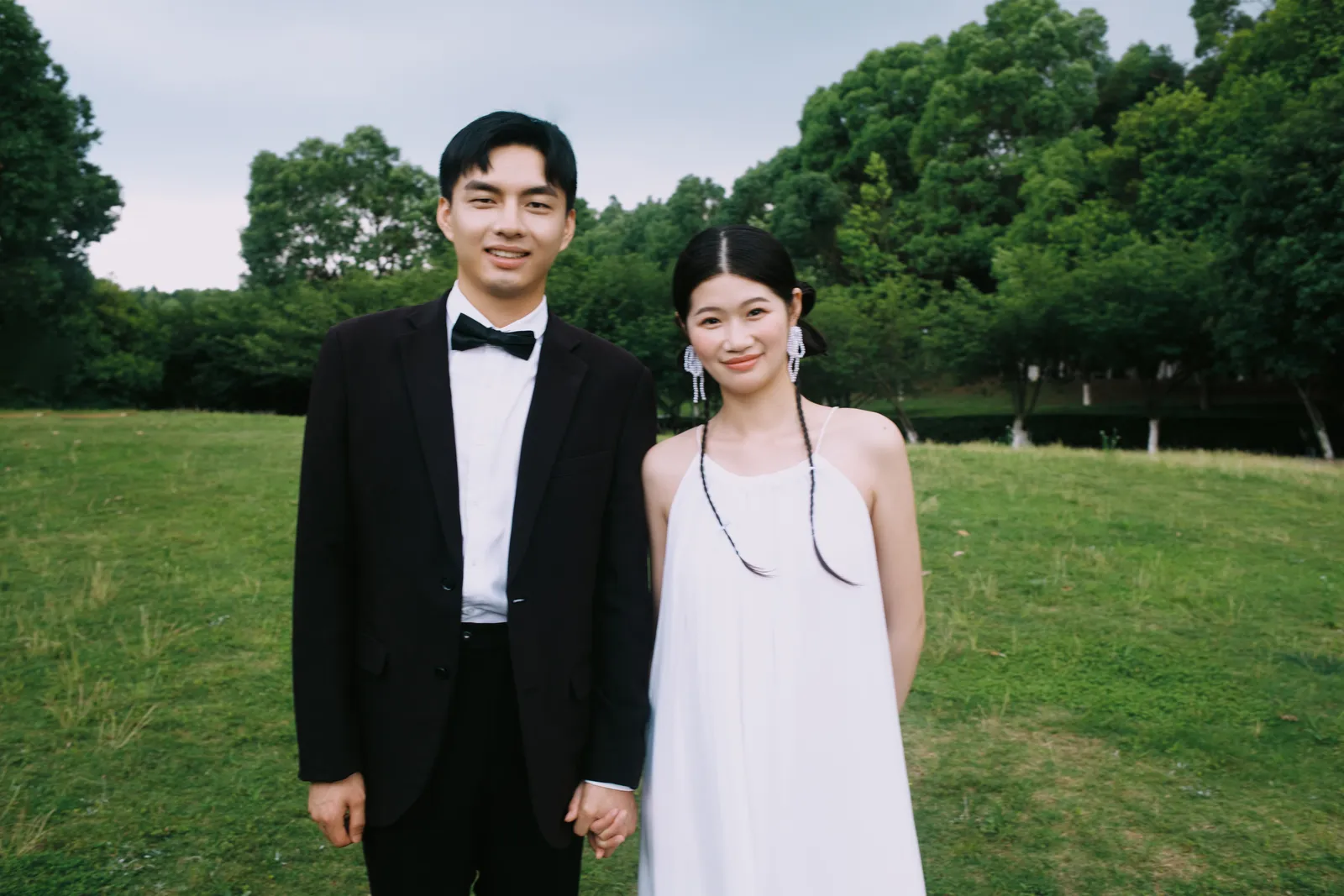 户外草坪俏皮时尚、婚纱摄影、外景｜2024年6月完整作品，户外草坪俏皮时尚、婚纱摄影，后段第10幅，进部摄影创作作品