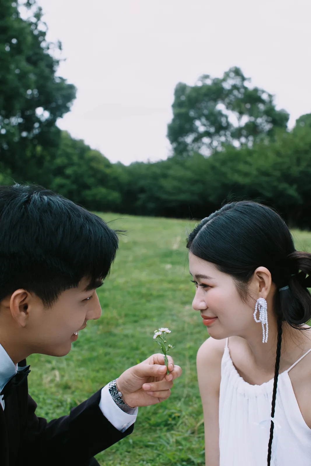 户外草坪俏皮时尚、婚纱摄影、外景｜2024年6月完整作品，户外草坪俏皮时尚、婚纱摄影，组图结尾第12幅，进部摄影创作作品
