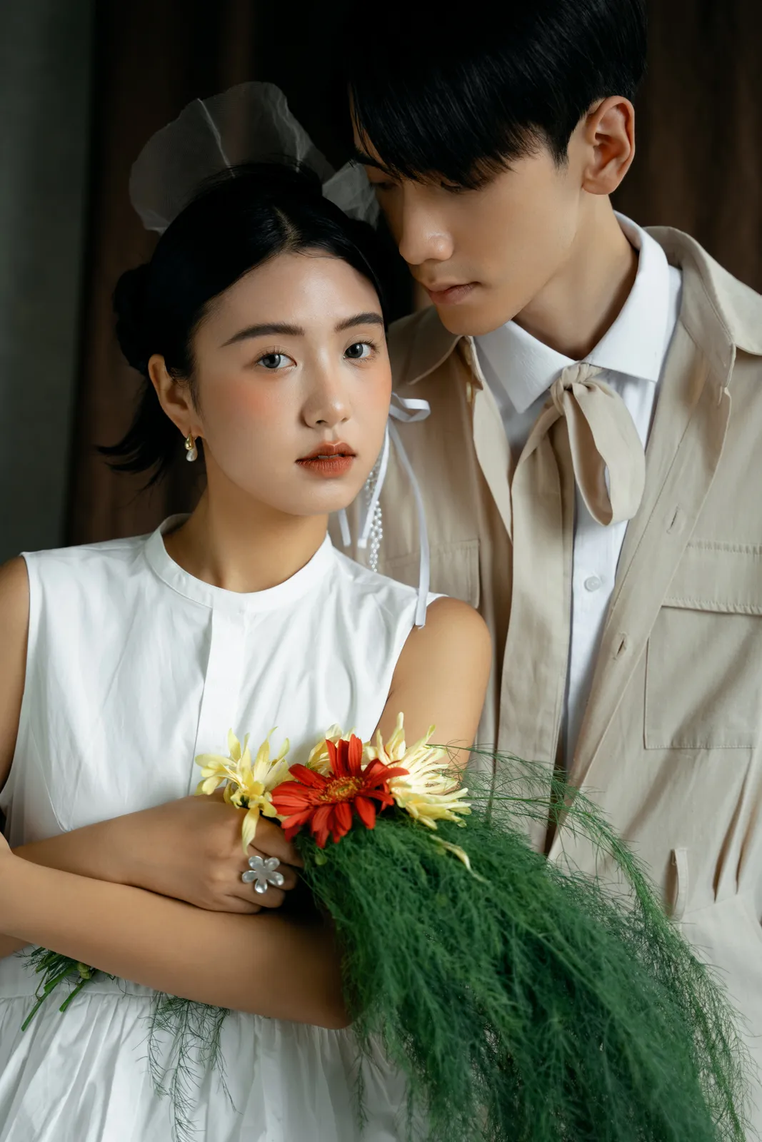 美拉德色调里的一束花，深色棚景、黄绿花束、坐姿与近景，竖幅前段延续第5幅，进部摄影创作作品