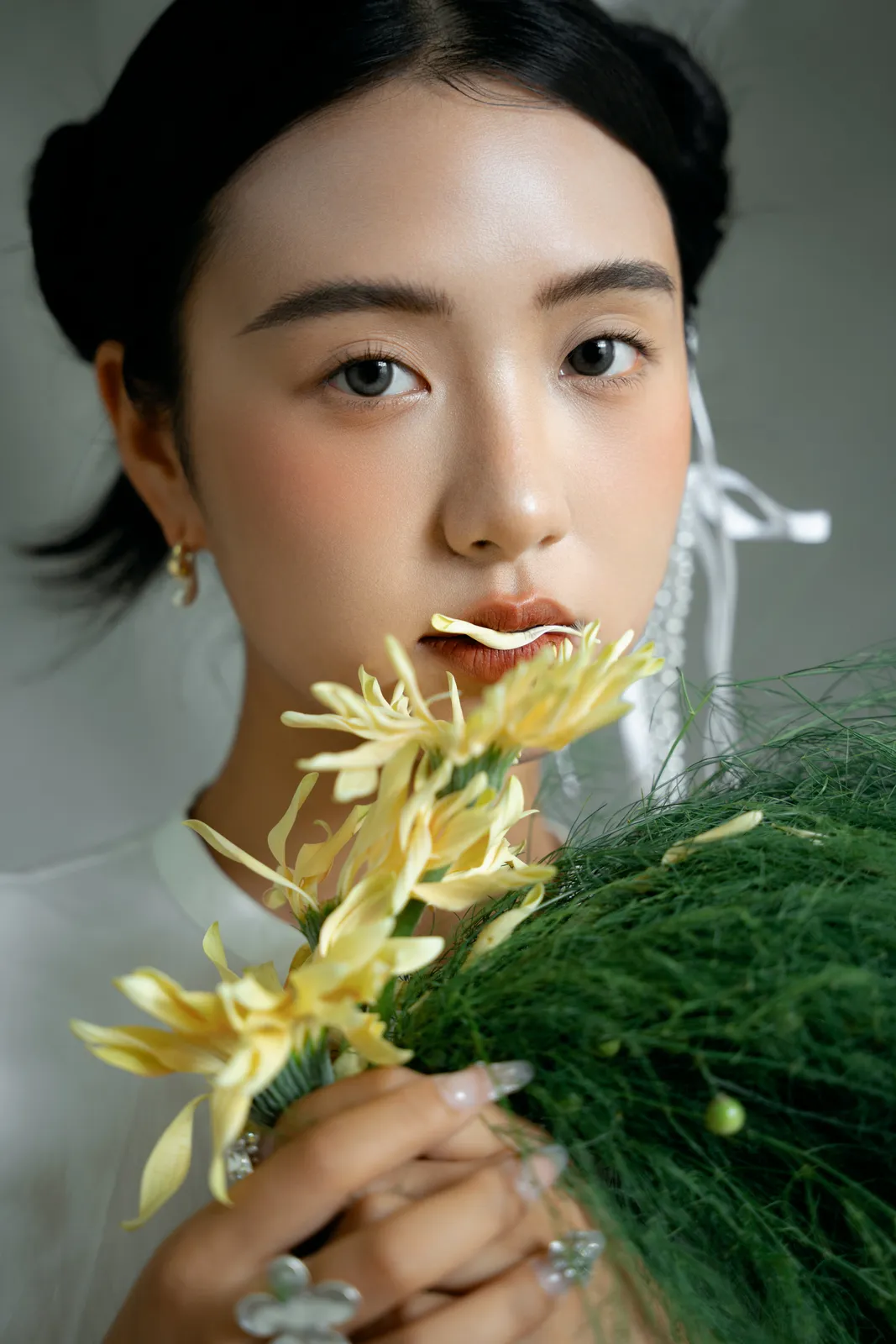 美拉德色调里的一束花，深色棚景、黄绿花束、坐姿与近景，竖幅后段延续第9幅，进部摄影创作作品