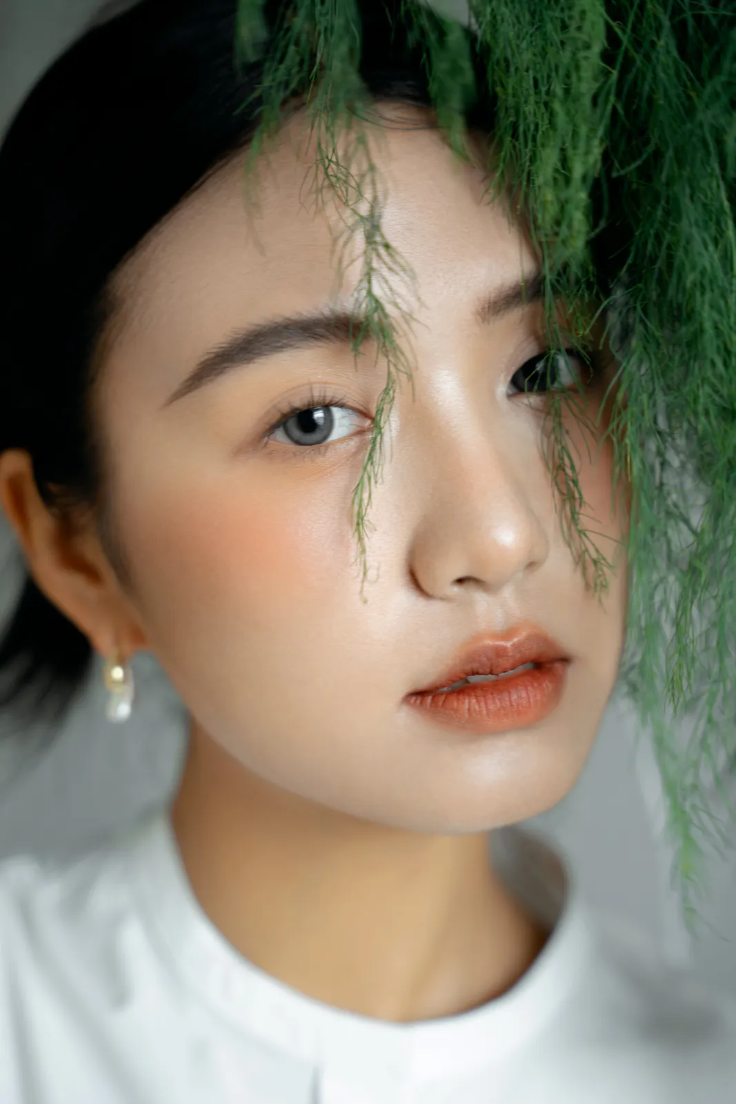 美拉德色调里的一束花，深色棚景、黄绿花束、坐姿与近景，竖幅后段收束第10幅，进部摄影创作作品