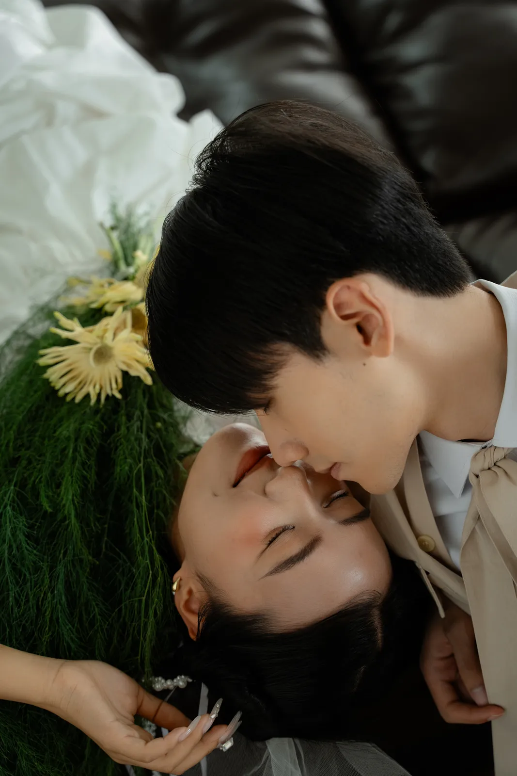 美拉德色调里的一束花，深色棚景、黄绿花束、坐姿与近景，竖幅后段收束第11幅，进部摄影创作作品