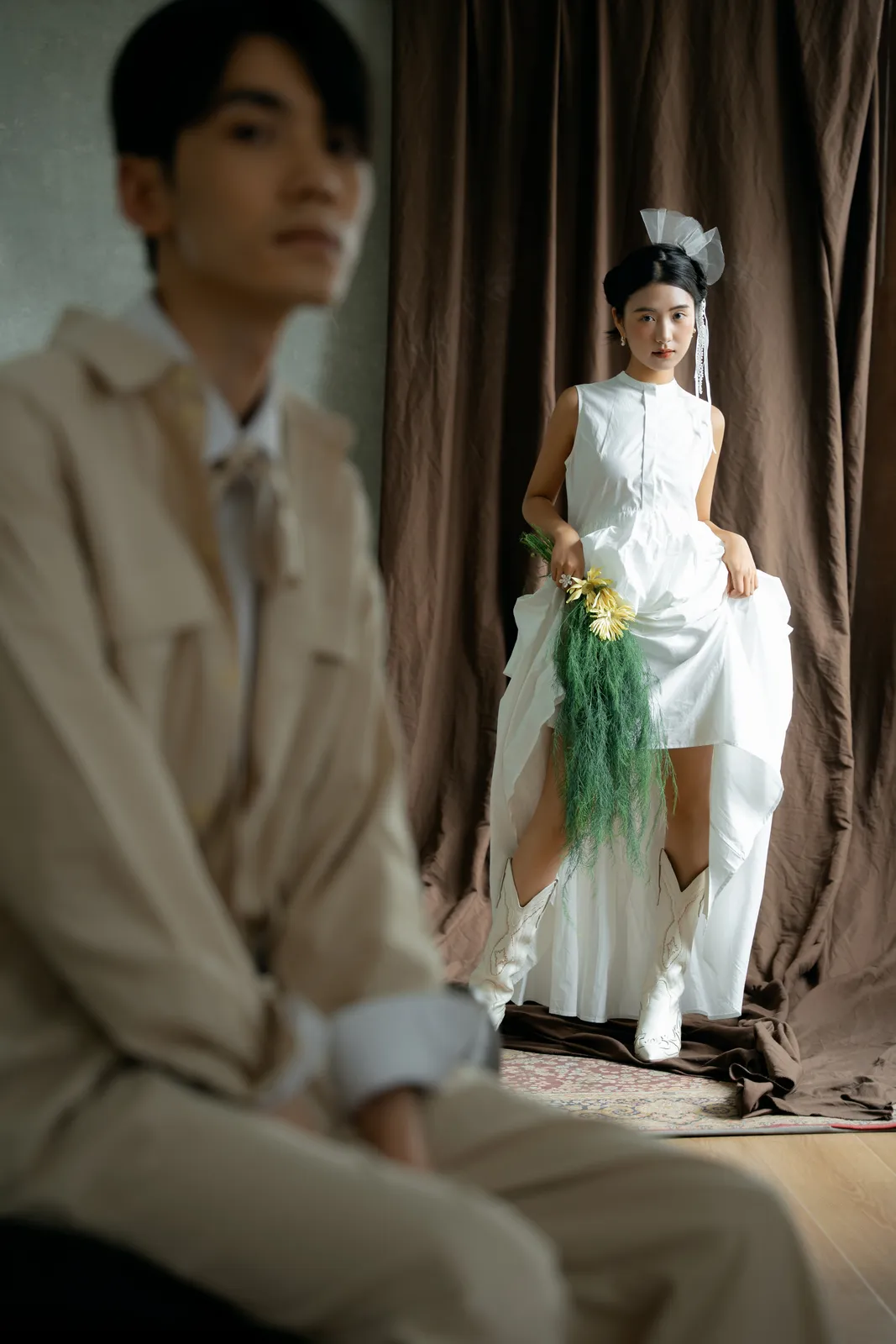 美拉德色调里的一束花，深色棚景、黄绿花束、坐姿与近景，竖幅组图结尾第12幅，进部摄影创作作品