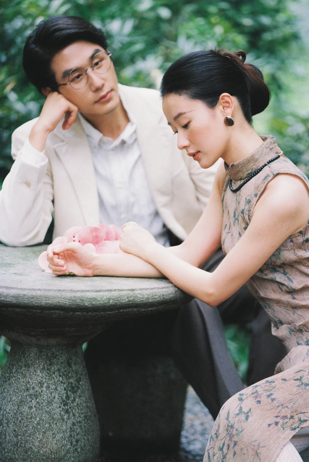 红砖拱门外，绿意正浓，红砖拱门、旗袍、绿植，竖幅组图开场第1幅，进部摄影创作作品