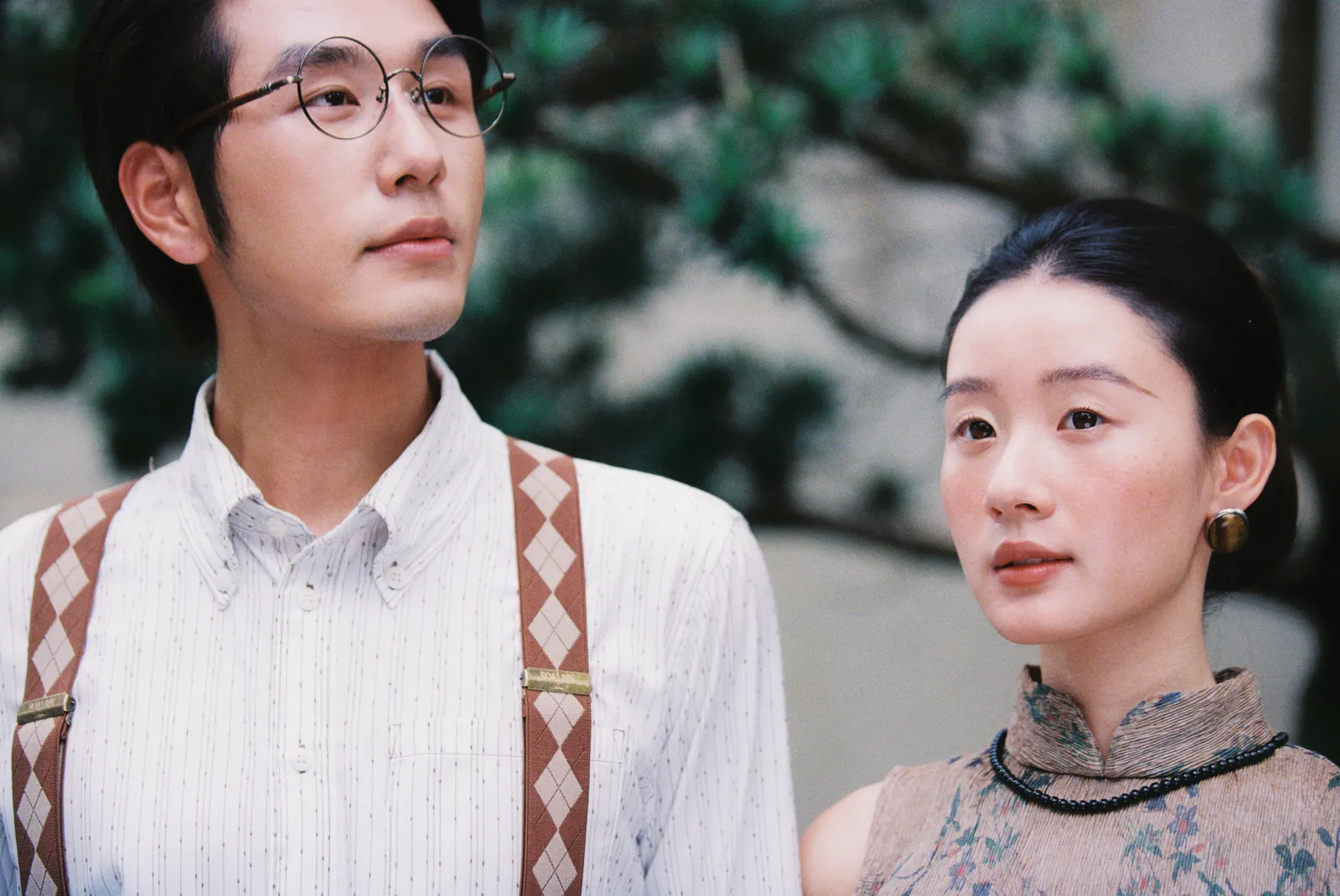 红砖拱门外，绿意正浓，红砖拱门、旗袍、绿植，竖幅前段延续第5幅，进部摄影创作作品