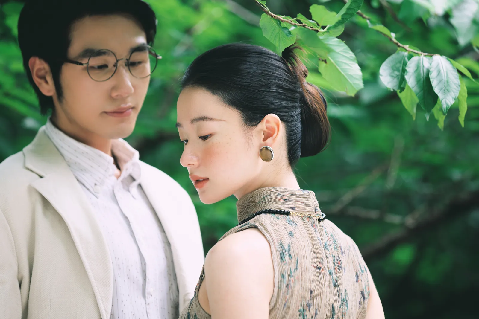 红砖拱门外，绿意正浓，红砖拱门、旗袍、绿植，竖幅中段转折第8幅，进部摄影创作作品