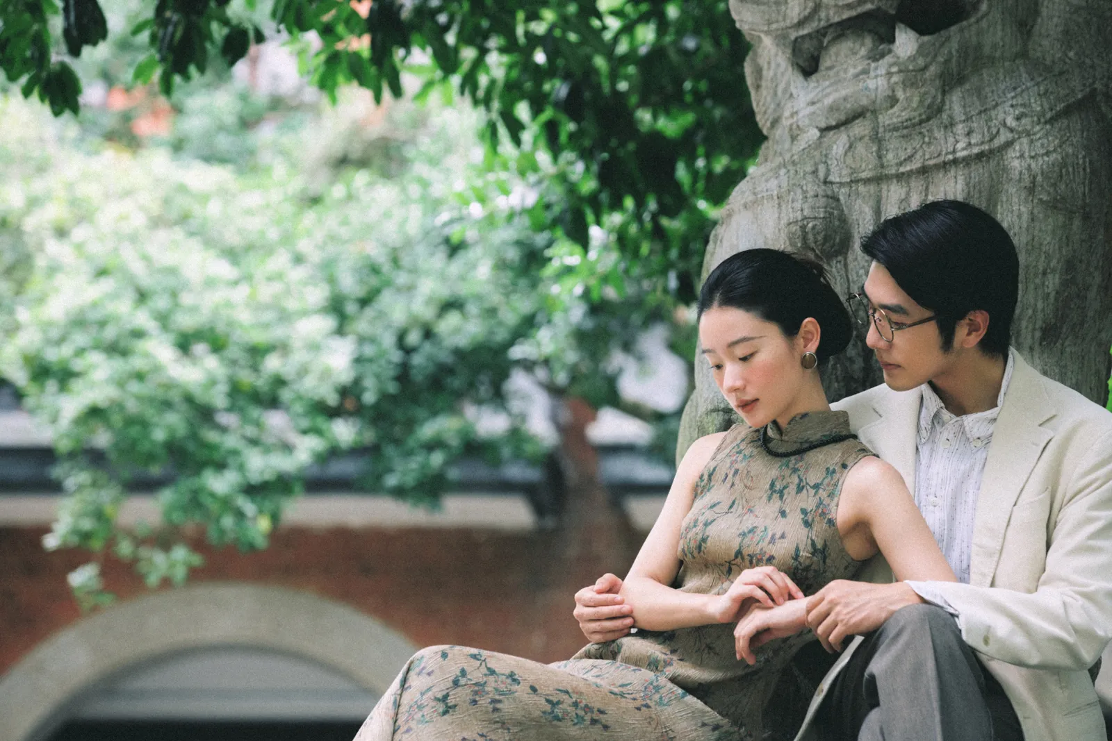 红砖拱门外，绿意正浓，红砖拱门、旗袍、绿植，竖幅后段收束第10幅，进部摄影创作作品