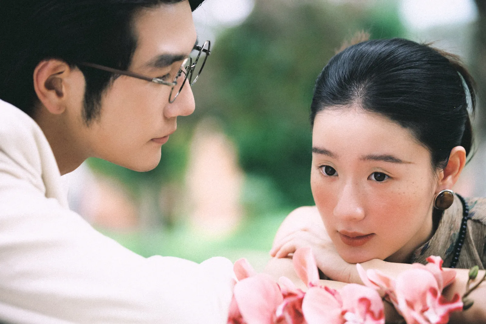 红砖拱门外，绿意正浓，红砖拱门、旗袍、绿植，竖幅后段收束第11幅，进部摄影创作作品