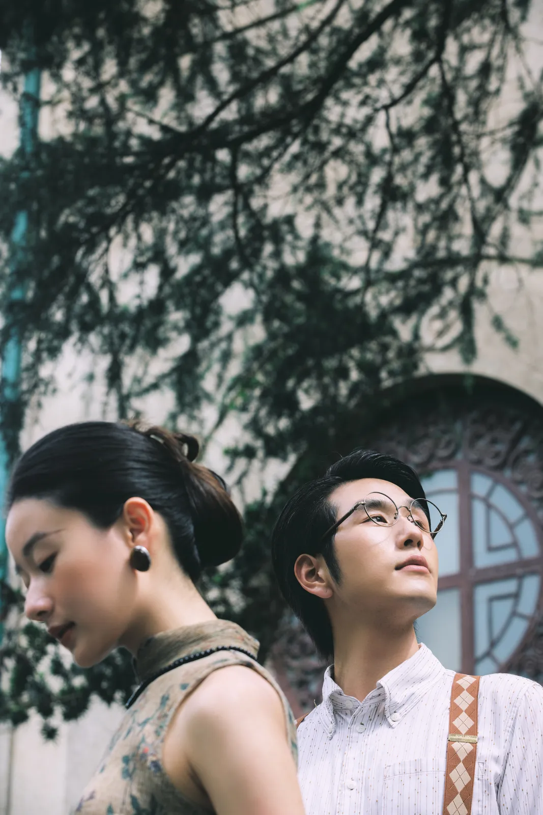 红砖拱门外，绿意正浓，红砖拱门、旗袍、绿植，竖幅组图结尾第12幅，进部摄影创作作品