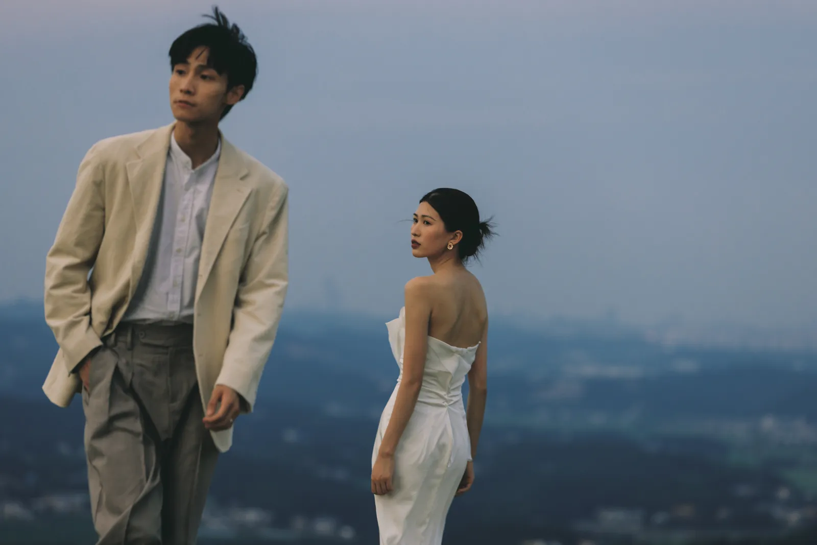 远山草地，黄昏慢慢收拢，山顶草地、远山、黄昏，竖幅后段收束第10幅，进部摄影创作作品