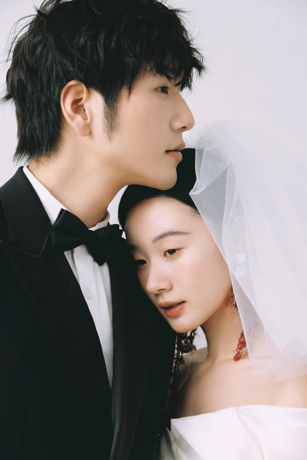 进部摄影创作样片，白色棚景里，笑着靠近，第3张