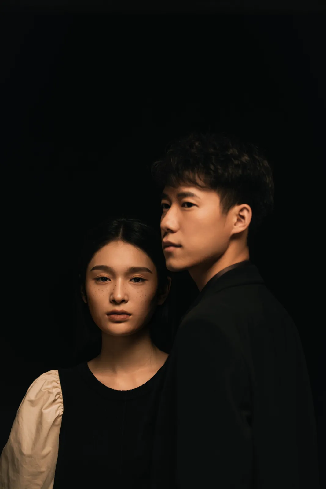 情绪氛围、室内、光影｜2024年8月完整作品，情绪氛围、室内，组图结尾第12幅，进部摄影创作作品
