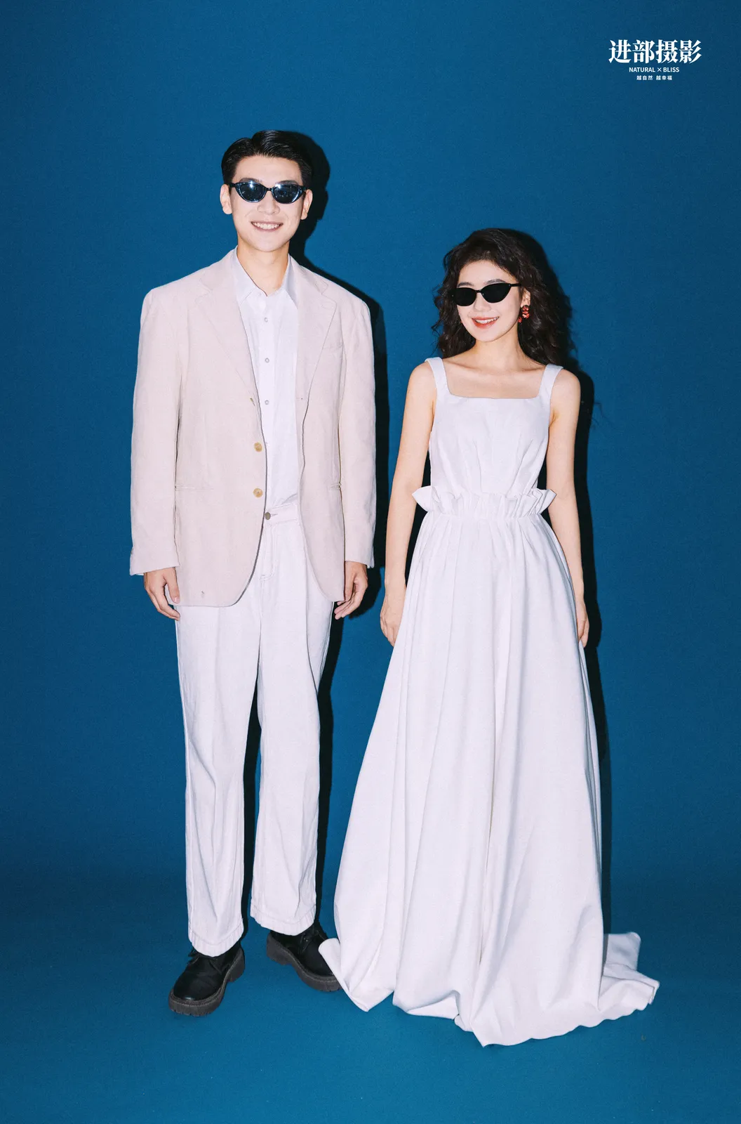 蓝色背景时尚棚拍、婚纱摄影、室内｜2024年8月完整作品，蓝色背景时尚棚拍、婚纱摄影，转折第8幅，进部摄影创作作品