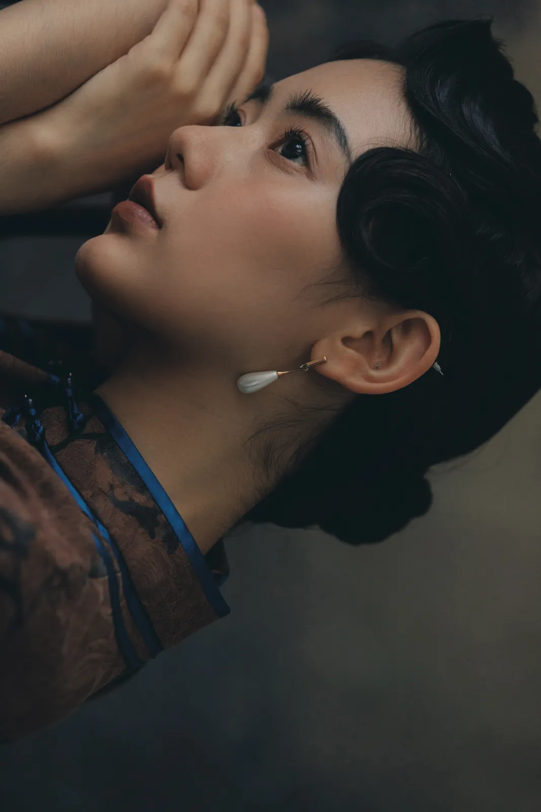 暗色油画光里的旗袍肖像，暗调油画、旗袍肖像、浓郁光影，竖幅后段延续第9幅，进部摄影创作作品